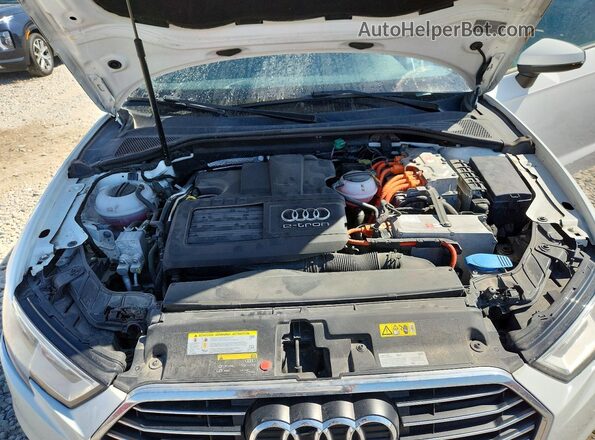 WAUUPBFF0HA044717 2017 AUDI A3 White Vista del compartimento del motor