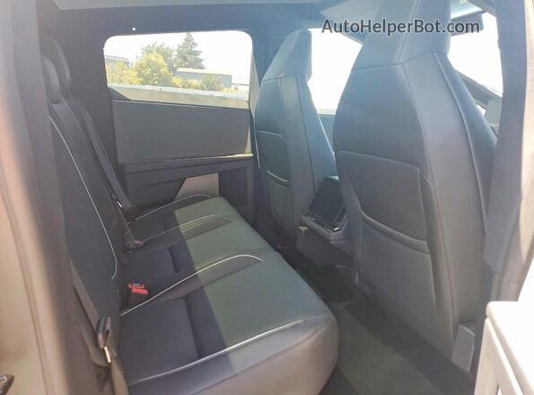 7G2CEHED4RA050983 2024 TESLA CYBERTRUCK Silver Widok wnętrza z tyłu