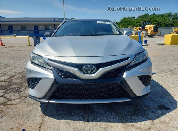 4T1B61HK8JU067129 2018 TOYOTA CAMRY Silver უკანა ხედი