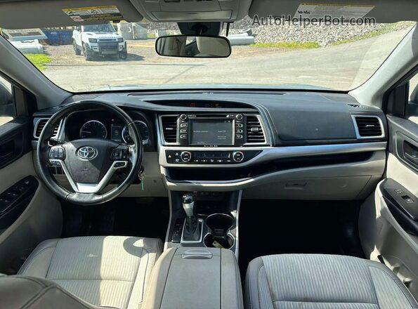 5TDBZRFH4JS906070 2018 TOYOTA HIGHLANDER Gray წინა პანელის ხედი