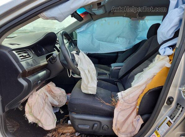 4T1BF1FK9HU384866 2017 TOYOTA CAMRY Серебряный Вид панели приборов