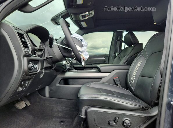 1C6SRFLP2SN657325 2025 RAM 1500 Charcoal Widok deski rozdzielczej