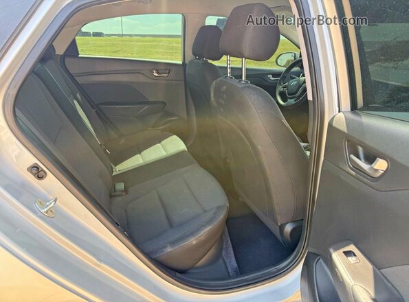 3KPC24A3XKE045092 2019 HYUNDAI ACCENT Silver Front interior view