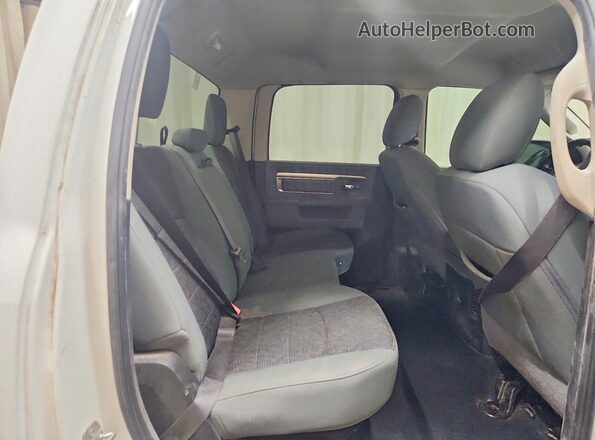 1C6RR6LT2KS627058 2019 RAM 1500 White Vista interior trasera