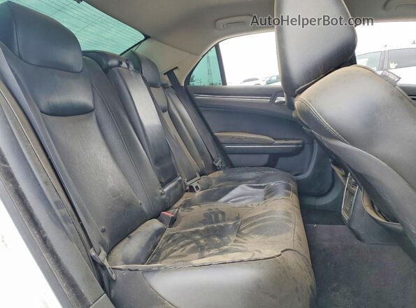 2C3CCAKG9JH250486 2018 CHRYSLER 300 Белый Вид задней части салона