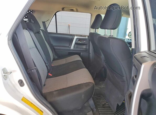 JTEZU5JR4J5174546 2018 TOYOTA 4RUNNER White Widok komory silnika