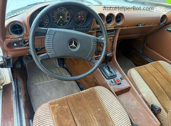 10702212007398 1979 MERCEDES-BENZ 280 Белый Вид задних сидений