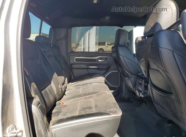 1C6SRFJT0NN188255 2022 RAM 1500 Серебряный Вид задней части салона