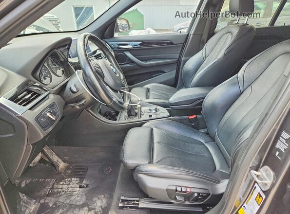 WBXHT3C34J5K27989 2018 BMW X1 Gray Առջևի վահանակի տեսք