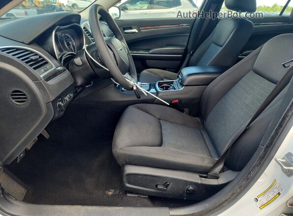 2C3CCAAG4NH236745 2022 CHRYSLER 300 White Dashboard view