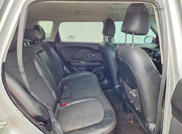 KNDJX3AA8J7617003 2018 KIA SOUL Silver Սալոնի հետևի տեսք
