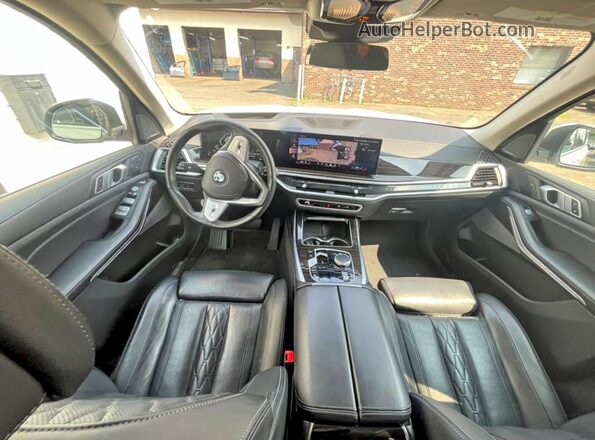 5UX23EM0XS9X97121 2025 BMW X7 White Вид панелі приладів
