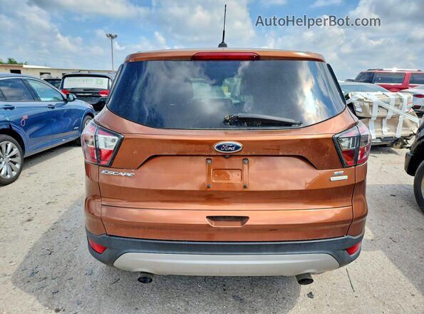 1FMCU0GD8HUA76883 2017 FORD ESCAPE Brown Widok wnętrza z przodu