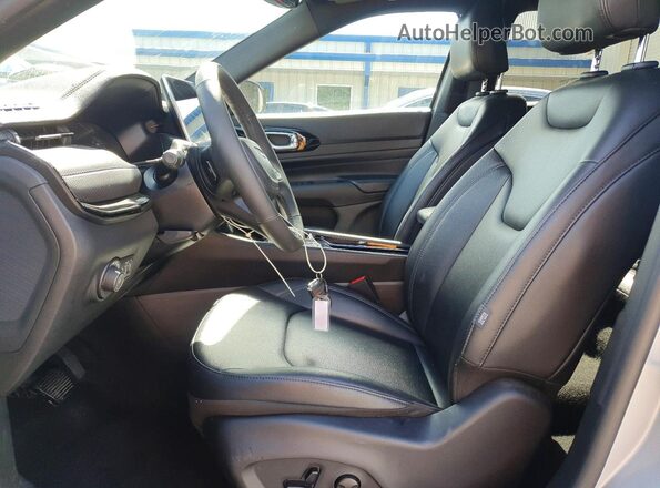 3C4NJDCN4TT188174 2026 JEEP COMPASS Silver Front interior view