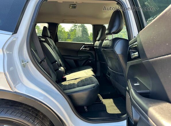 JA4J3VA84SZ015610 2025 MITSUBISHI OUTLANDER White Vista de los asientos traseros