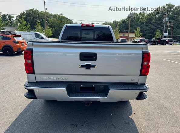 1GCVKREC3JZ373599 2018 CHEVROLET SILVERADO Серебряный Вид салона спереди