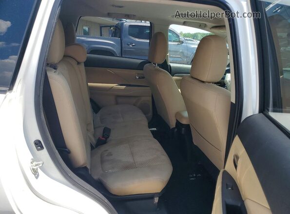 JA4AD3A30JZ009047 2018 MITSUBISHI OUTLANDER White Widok wnętrza z tyłu