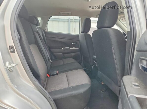 JA4AP3AU6KU019788 2019 MITSUBISHI OUTLANDER Silver Widok wnętrza z tyłu