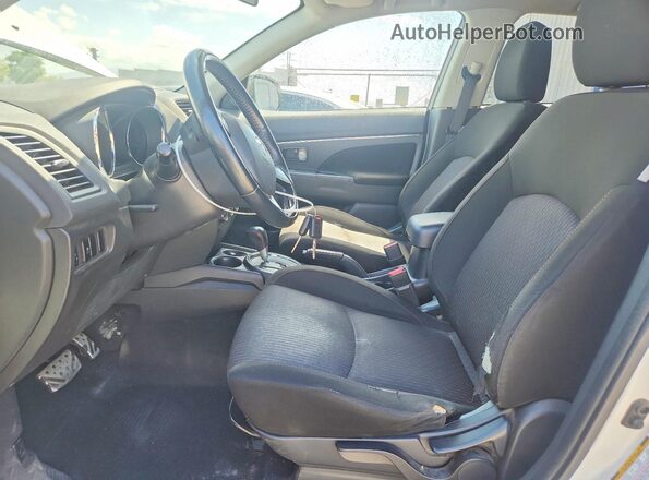 JA4AP3AU7HZ069630 2017 MITSUBISHI OUTLANDER White Вид салону спереду