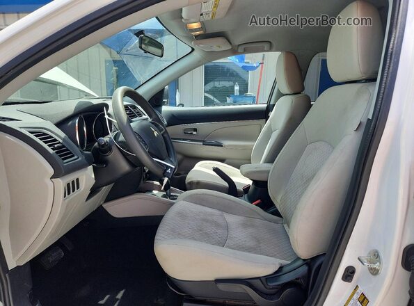 JA4AP3AU8JZ011676 2018 MITSUBISHI OUTLANDER White წინა სალონის ხედი