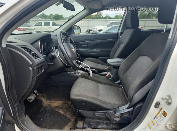 JA4AP3AU9JU010744 2018 MITSUBISHI OUTLANDER White Front interior view