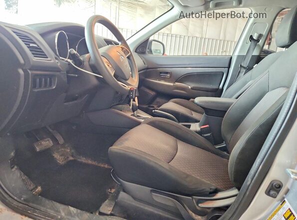 JA4AP3AU9JZ013520 2018 MITSUBISHI OUTLANDER Серебряный Вид салона спереди