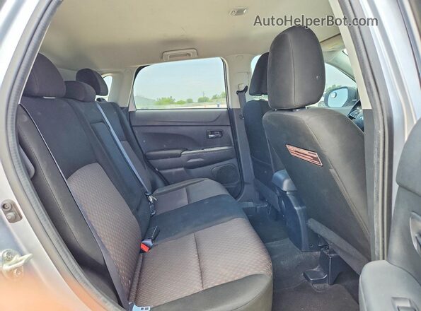 JA4AP3AUXHZ025539 2017 MITSUBISHI OUTLANDER Silver Widok tylnych siedzeń