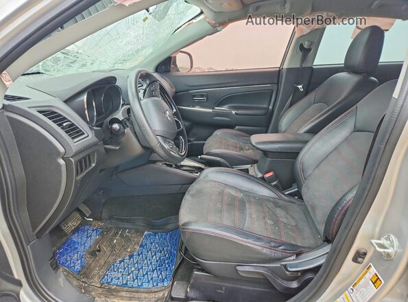 JA4AP3AW6JU015904 2018 MITSUBISHI OUTLANDER Silver Вид салону спереду
