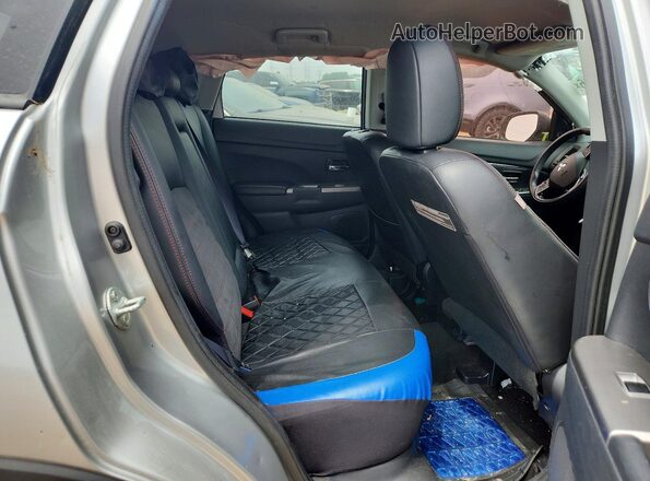 JA4AP3AW6JU015904 2018 MITSUBISHI OUTLANDER Silver Вид задніх сидінь
