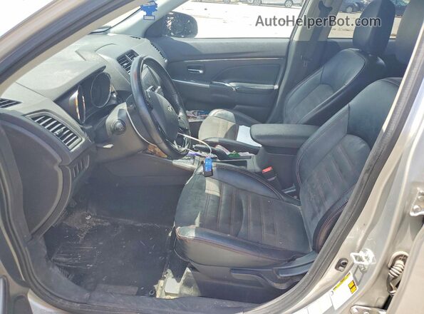 JA4AP3AWXJU017607 2018 MITSUBISHI OUTLANDER Silver Widok wnętrza z przodu