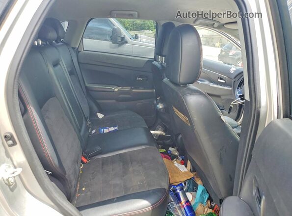 JA4AP3AWXJU017607 2018 MITSUBISHI OUTLANDER Silver Widok wnętrza z tyłu