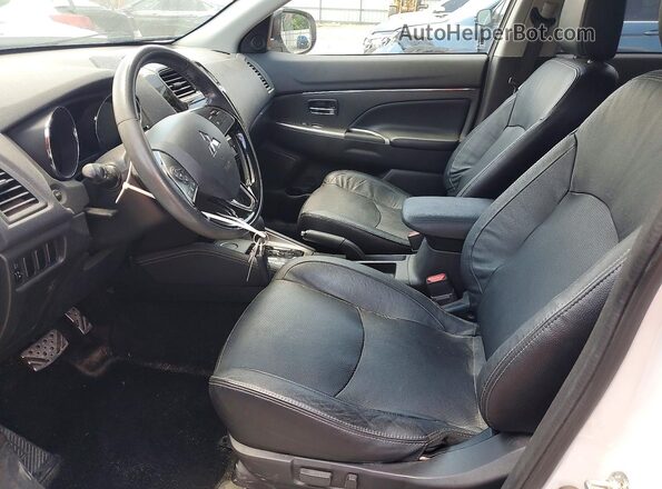 JA4AP4AW3JZ001550 2018 MITSUBISHI OUTLANDER White წინა სალონის ხედი