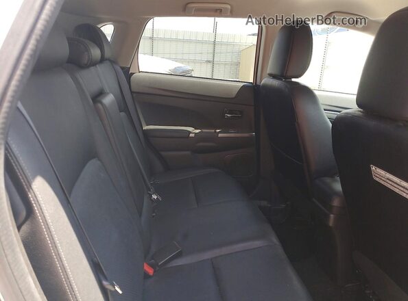 JA4AP4AW3JZ001550 2018 MITSUBISHI OUTLANDER White უკანა სალონის ხედი