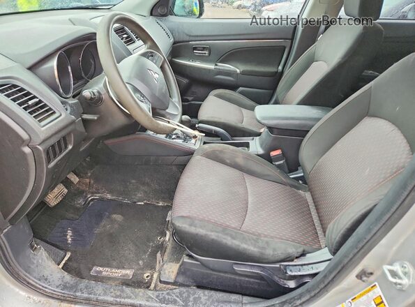 JA4AR3AU0JZ028367 2018 MITSUBISHI OUTLANDER Серебряный Вид салона спереди