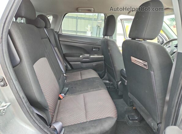 JA4AR3AU0JZ028367 2018 MITSUBISHI OUTLANDER Серебряный Вид задней части салона