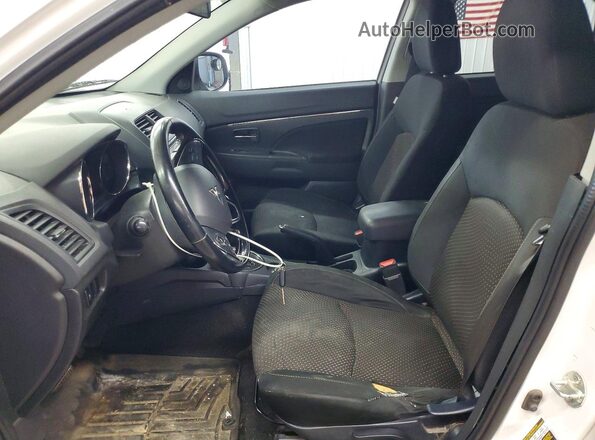 JA4AR3AU2GZ055241 2016 MITSUBISHI OUTLANDER White Widok wnętrza z przodu