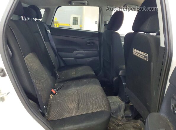 JA4AR3AU2GZ055241 2016 MITSUBISHI OUTLANDER White Widok wnętrza z tyłu
