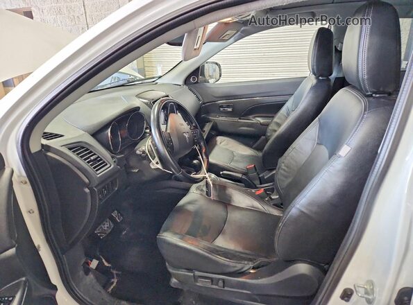 JA4AR4AWXGZ028408 2016 MITSUBISHI OUTLANDER White Front interior view
