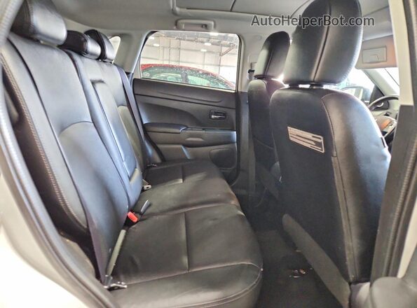JA4AR4AWXGZ028408 2016 MITSUBISHI OUTLANDER White Rear seats view