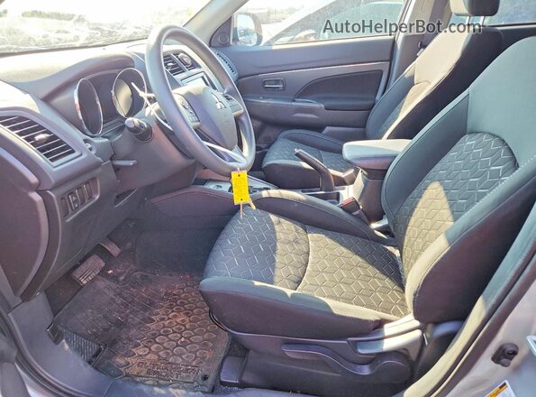 JA4ARUAU4SU010071 2025 MITSUBISHI OUTLANDER Silver Вид салону спереду