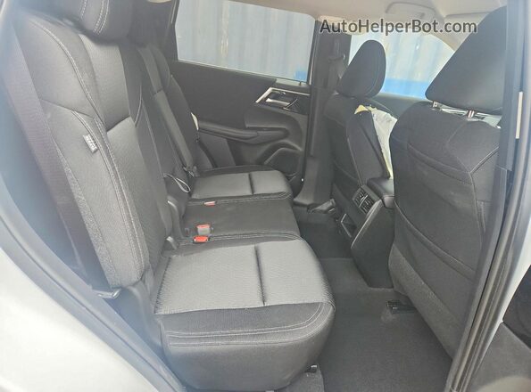 JA4J4UA80RZ074218 2024 MITSUBISHI OUTLANDER White Widok wnętrza z tyłu