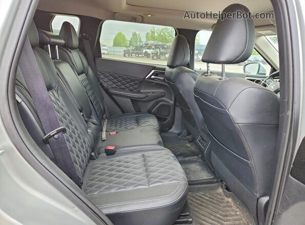 JA4T5VA93RZ623656 2024 MITSUBISHI OUTLANDER Silver Widok wnętrza z tyłu