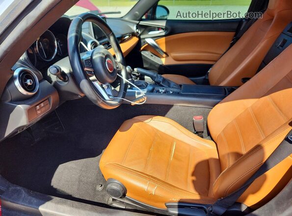 JC1NFAEK5H0105887 2017 FIAT 124 Красный Вид салона спереди