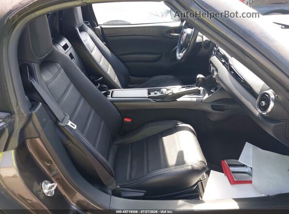 JC1NFAEK7H0105261 2017 FIAT 124 SPIDER Gray Widok wnętrza z przodu