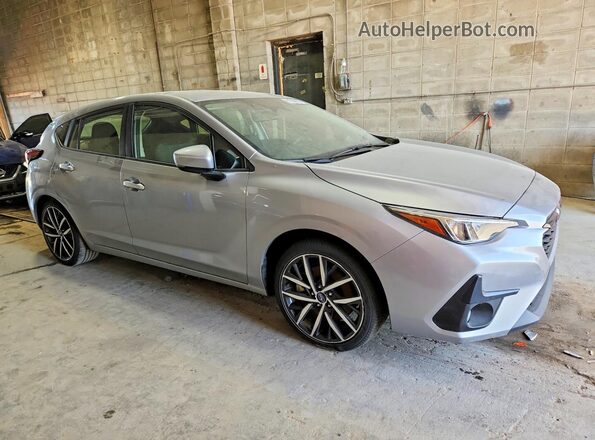 JF1GUAFC0R8889249 2024 SUBARU IMPREZA Silver Delantero derecho