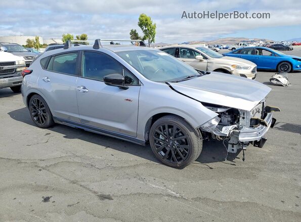 JF1GUHJC2R8876311 2024 SUBARU IMPREZA Серебряный Передняя правая четверть