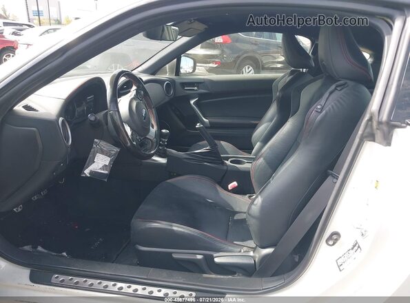 JF1ZCAC17L9703772 2020 SUBARU BRZ White Front interior view