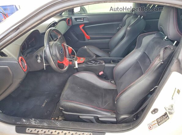 JF1ZCAC18G9604786 2016 SUBARU BRZ White Вид салону спереду