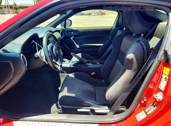 JF1ZNAA14H8704484 2017 TOYOTA 86 Red წინა სალონის ხედი