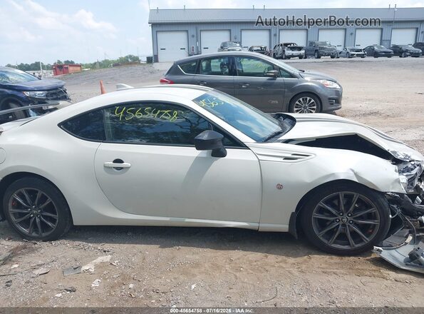 JF1ZNAA17H8708707 2017 TOYOTA 86 White Vista interior trasera